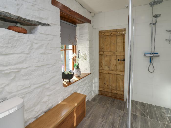 Ty Len, St Davids, Pembrokeshire. Three-bedroom, traditional cottage, near amenities and beach. Pets