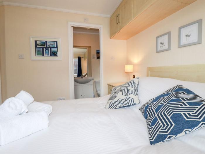 Bay Lodge rests near Tintagel, in Cornwall. Two-bedroom lodge near amenities and beach. Pet-friendly