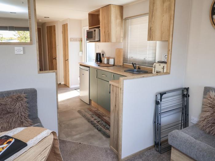 HD Retreat, a single-storey caravan in Tattershall, Lincolnshire with hot tub, one pet, and Smart TV