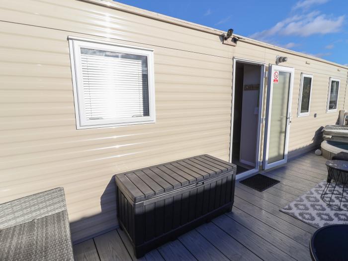 HD Retreat, a single-storey caravan in Tattershall, Lincolnshire with hot tub, one pet, and Smart TV