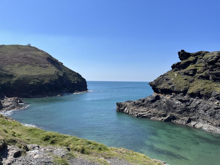 Harbour Light, Boscastle, Cornwall. Riverside views. Pet-friendly. Local walks. Close to shop, pubs.