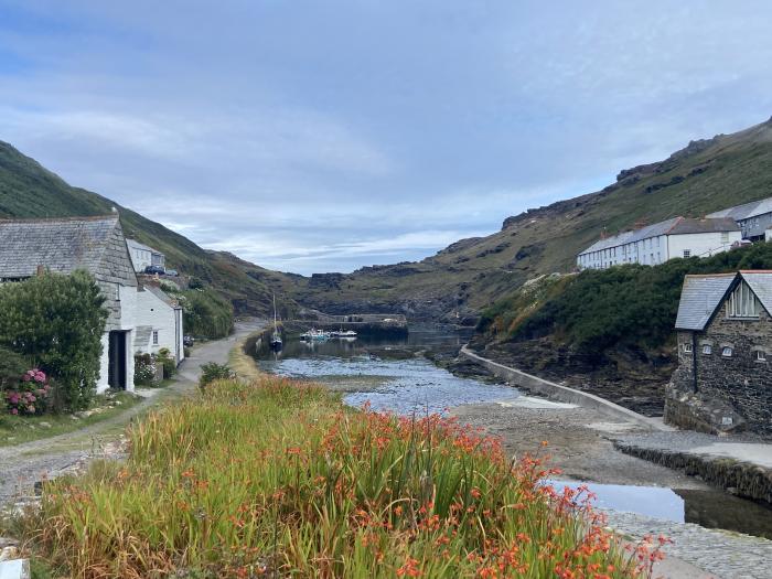 Harbour Light, Boscastle, Cornwall. Riverside views. Pet-friendly. Local walks. Close to shop, pubs.