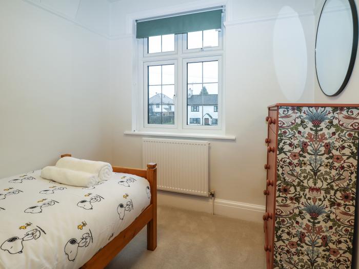 Primrose Place, Worthing, West Sussex. Games room. Pool table. Close to amenities and beach. 5 beds.