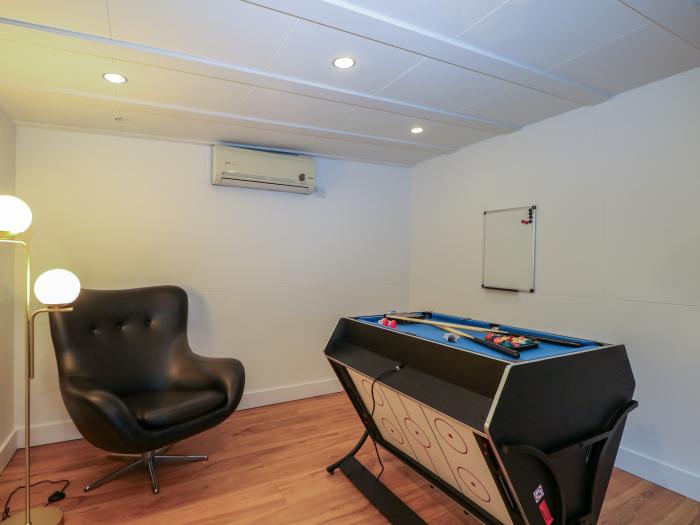 Primrose Place, Worthing, West Sussex. Games room. Pool table. Close to amenities and beach. 5 beds.