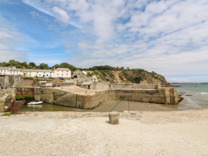 5 The Old Smokehouse is near Holmbush, Cornwall. Three-bedroom home with sea views. Near beach. Pets