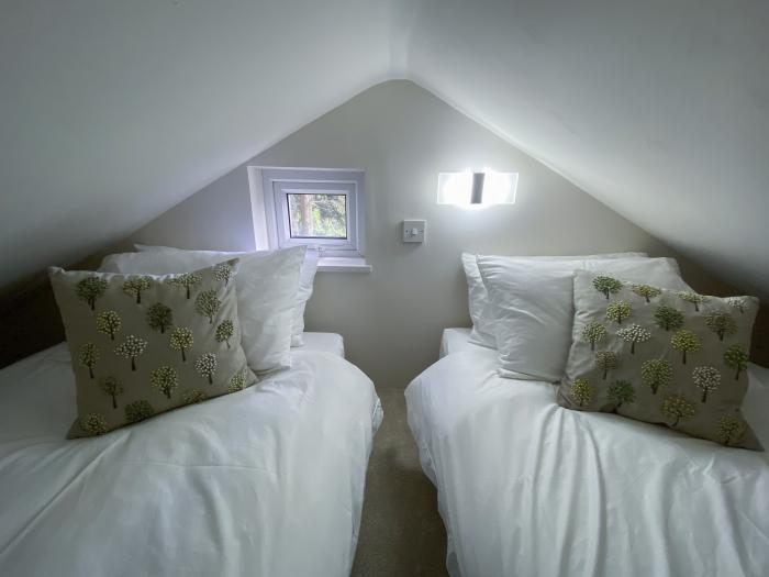 Pear Tree Lodge, Combe near Langport, Somerset. Unusual property. Near AONB. Countryside. WiFi. Oven