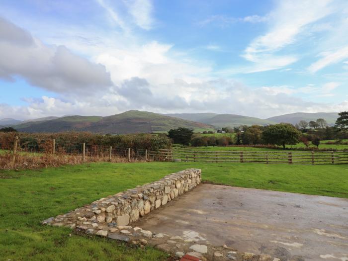 Bryn Eglwys Cottage, Tywyn, Gwynedd. Reverse-level stunning stable conversion with rural views. Pets