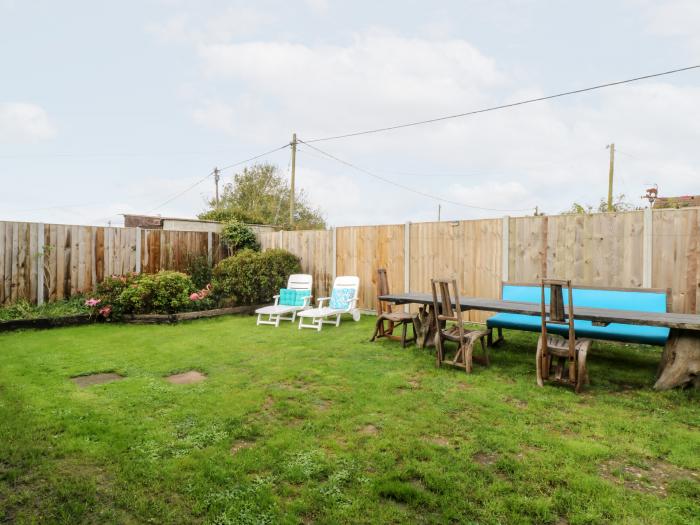 White Rabbit in Cross Lane, Eccles-On-Sea, Norfolk. Three-bedroom home near the beach. Pet-friendly.