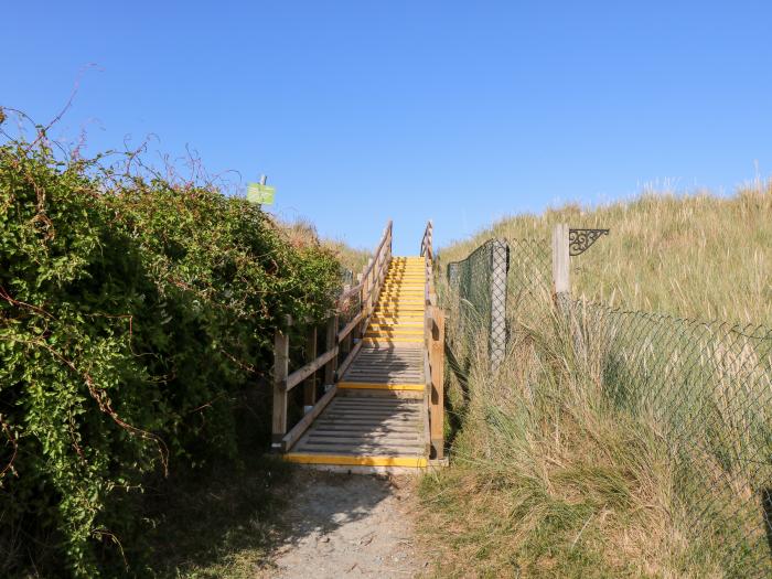 White Rabbit in Cross Lane, Eccles-On-Sea, Norfolk. Three-bedroom home near the beach. Pet-friendly.