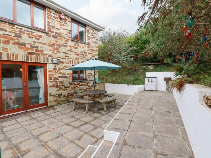 Lowarth Chi, is in Polruan, Cornwall. Enclosed garden. Close to amenities and a beach. Pet-friendly.