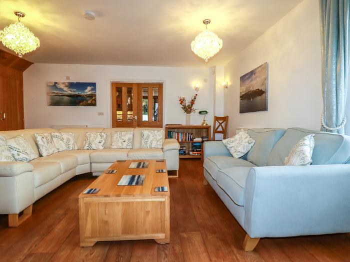 Lowarth Chi, is in Polruan, Cornwall. Enclosed garden. Close to amenities and a beach. Pet-friendly.