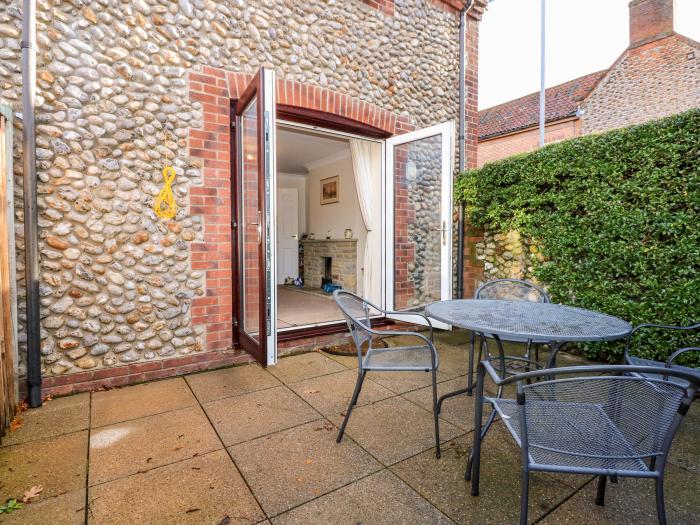 1 Crowlands Cottages, Holt, Norfolk. Off-road parking. Smart TV. Close to amenities. Enclosed garden