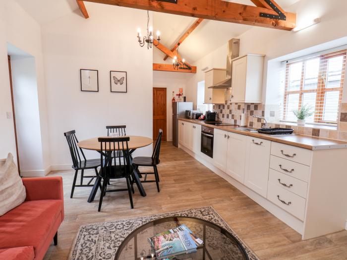 Guillemot is in Flamborough, East Riding of Yorkshire. Close to amenities and a beach. Pet-friendly.