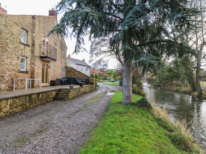 Malt Shovel Cottage near Bedale, North Yorkshire. Woodburning stove. Set next to a stream. Smart TV.