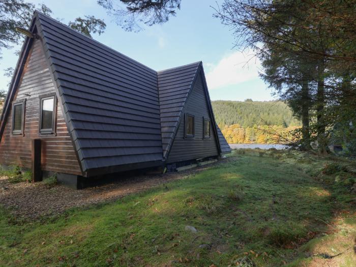 27 Invergarry Lodges is near Invergarry, in Highland. Three-bedroom lodge enjoying loch views. Rural