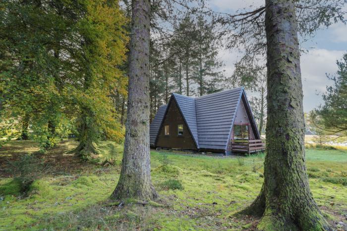 27 Invergarry Lodges is near Invergarry, in Highland. Three-bedroom lodge enjoying loch views. Rural