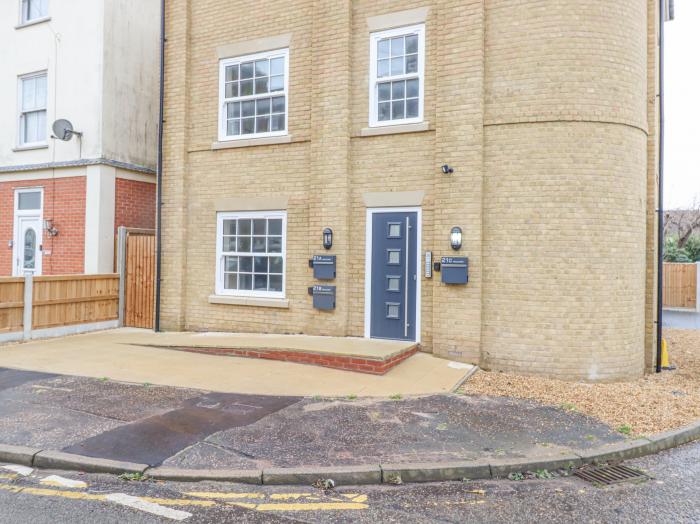 21C Saville Road, in Walton-On-The-Naze, Essex. Second-floor apartment. Open-plan living space. WiFi