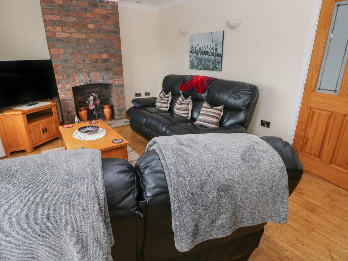 Highmead in Burry Port, Carmarthenshire. Situated near a shop, pub and beach. Pet-friendly. Smart TV
