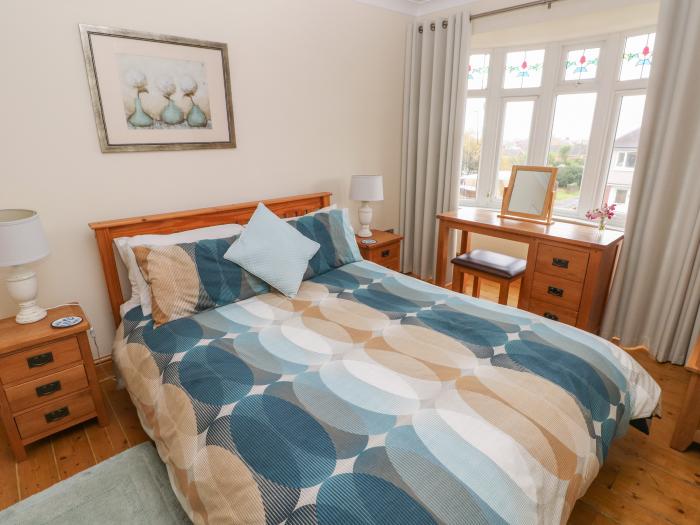 Highmead in Burry Port, Carmarthenshire. Situated near a shop, pub and beach. Pet-friendly. Smart TV