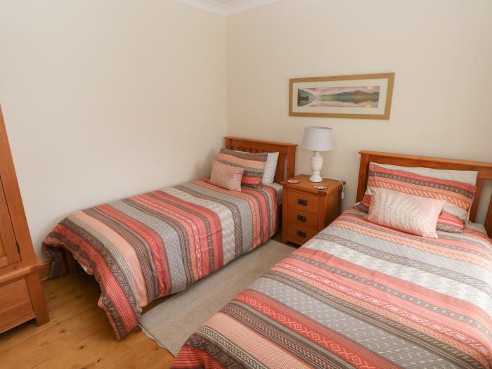 Highmead in Burry Port, Carmarthenshire. Situated near a shop, pub and beach. Pet-friendly. Smart TV