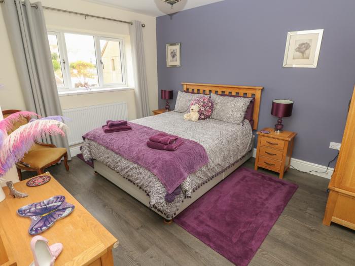 Llygad Y Lleuad (Moon) in Burry Port, Carmarthenshire. Dog-friendly. Close to amenities and a beach.