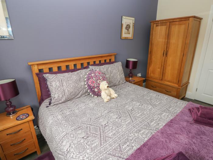 Llygad Y Lleuad (Moon) in Burry Port, Carmarthenshire. Dog-friendly. Close to amenities and a beach.