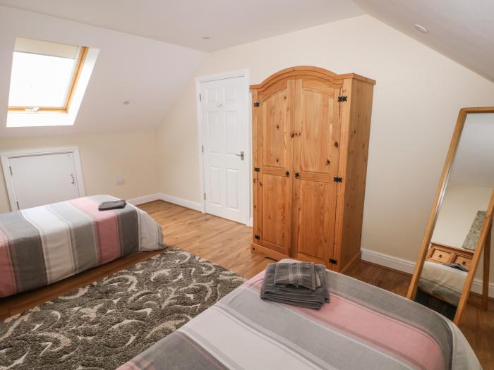 Llygad Yr Haul (Sun) is in Burry Port, Carmarthenshire. Dog-friendly. Close to amenities and a beach