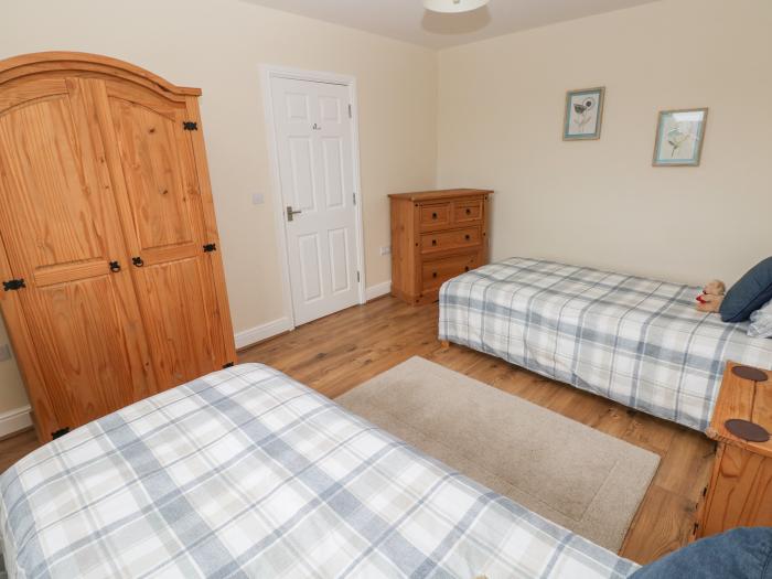 Llygad Yr Haul (Sun) is in Burry Port, Carmarthenshire. Dog-friendly. Close to amenities and a beach