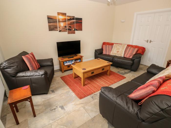 Llygad Yr Haul (Sun) is in Burry Port, Carmarthenshire. Dog-friendly. Close to amenities and a beach