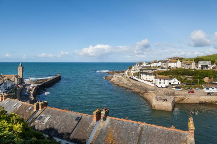 Chy Lowen in Porthleven, Cornwall. Mid-terrace, reverse-level home with sea views. Near beach. Pets.