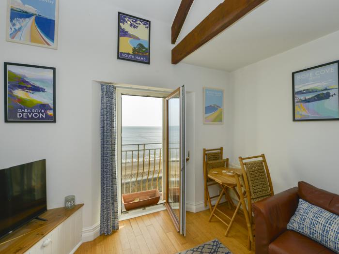 2 Bayview, Torcross, Devon. First-floor apartment in a beachfront location. Sea views. Pet-friendly.