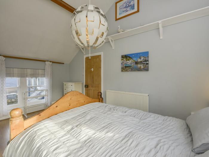 2 Bayview, Torcross, Devon. First-floor apartment in a beachfront location. Sea views. Pet-friendly.