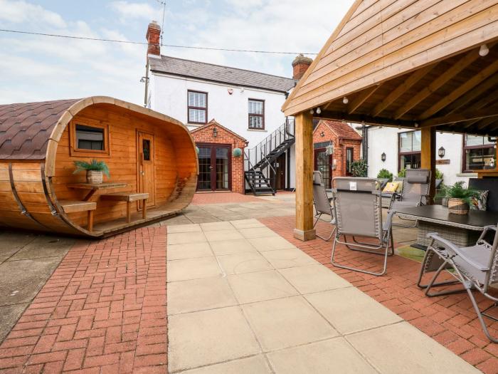 The Five Bells Inn, Upwell, Norfolk. Hot tub. Close to shop and pub. En-suites. Bar.