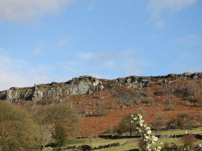 Harebell Cottage, Curbar, Derbyshire. In National Park. Close to pub and river. Woodburner. WiFi. TV