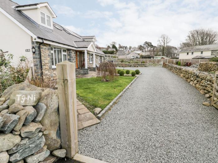 Ty Ni, Dyffryn Ardudwy, Gwynedd. Eryri National Park. Close to amenities and beach. Enclosed garden.