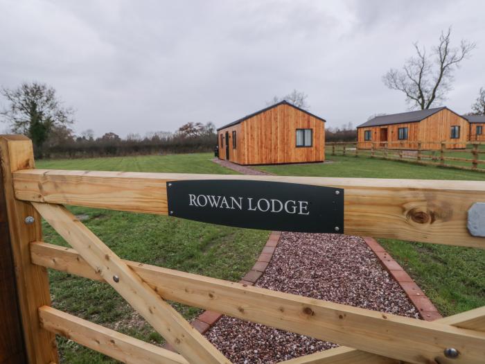 Rowan Lodge, near Etwall, Derbyshire. Situated in a shared plot. EV charging. Smart TV. Pet-friendly