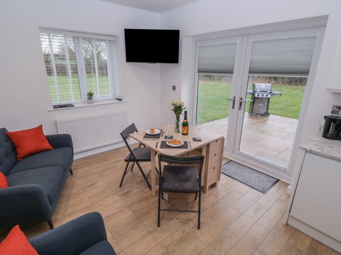 Rowan Lodge, near Etwall, Derbyshire. Situated in a shared plot. EV charging. Smart TV. Pet-friendly