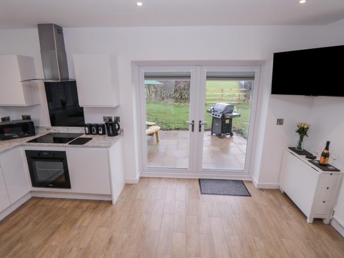 Oak Lodge, nr Etwall, Derbyshire. Single-storey. Eco-friendly. Pet-friendly. Open-plan living space.