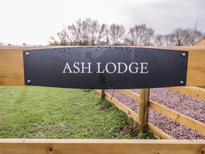 Ash Lodge near Etwall, Derbyshire. Single-storey lodge. Eco-friendly. Pet-friendly. Off-road parking