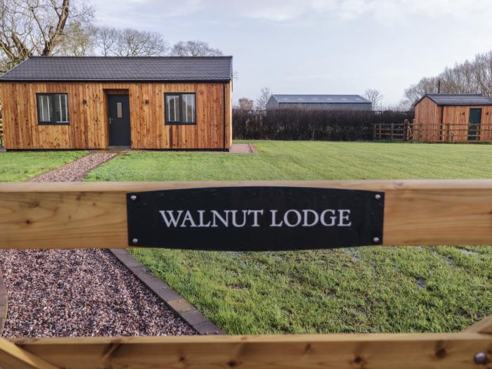 Walnut Lodge, near Etwall. Derbyshire. Enclosed lawn and patio. EV charging. Pet-friendly. Smart TV.