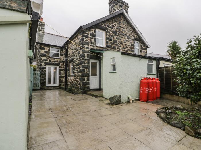 Hendre Cottage in Llwyngwril, Gwynedd. Semi-detached. Pet free. Woodburning stove. Walking location.