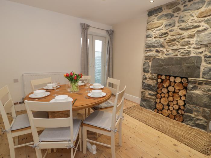 Hendre Cottage in Llwyngwril, Gwynedd. Semi-detached. Pet free. Woodburning stove. Walking location.