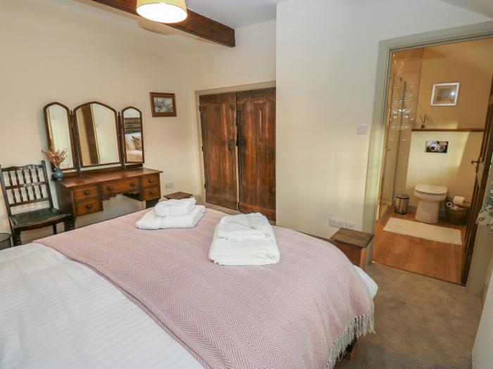 The Farmhouse, East Morton, West Yorkshire. Countryside views. Pet-friendly. Woodburning stove. WiFi