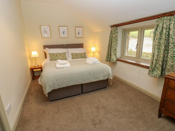 The Farmhouse, East Morton, West Yorkshire. Countryside views. Pet-friendly. Woodburning stove. WiFi
