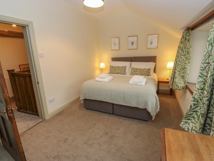 The Farmhouse, East Morton, West Yorkshire. Countryside views. Pet-friendly. Woodburning stove. WiFi