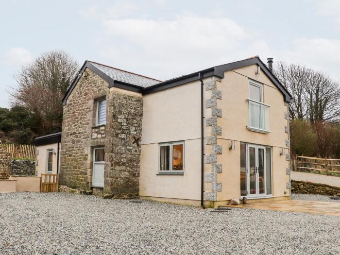 La Petit Maison, St Columb Major in Cornwall. Family-friendly barn conversion. Garden with barbecue.