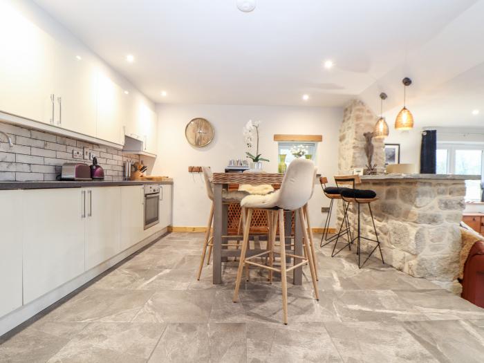 La Petit Maison, St Columb Major in Cornwall. Family-friendly barn conversion. Garden with barbecue.