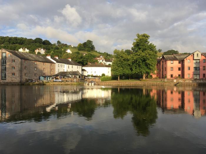 Rondeval, Totnes, Devon. Contemporary annex. Pet-friendly. 2 double bedrooms.