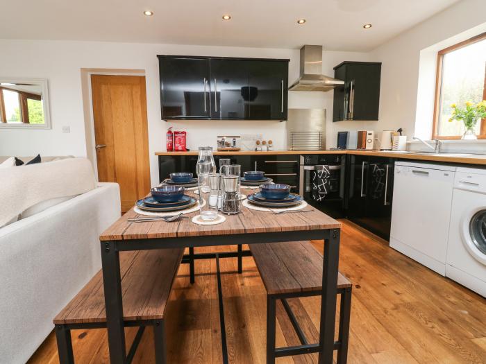 Rondeval, Totnes, Devon. Contemporary annex. Pet-friendly. 2 double bedrooms.