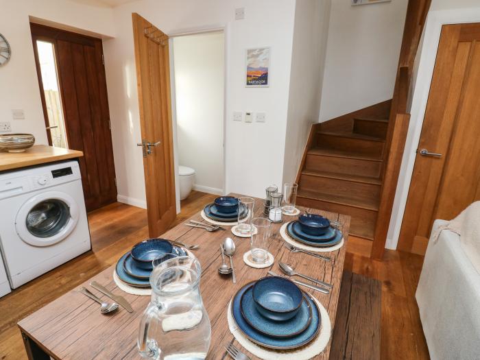 Rondeval, Totnes, Devon. Contemporary annex. Pet-friendly. 2 double bedrooms.